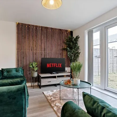 Luxury Centre 2 Bed Retreat - Sleeps 4 - Free Parking