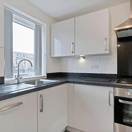 Luxury Centre 2 Bed Retreat - Sleeps 4 - Free Parking