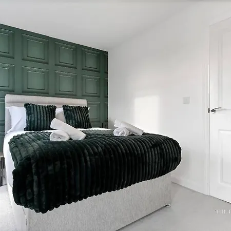 Luxury Centre 2 Bed Retreat - Sleeps 4 - Free Parking Apartment *