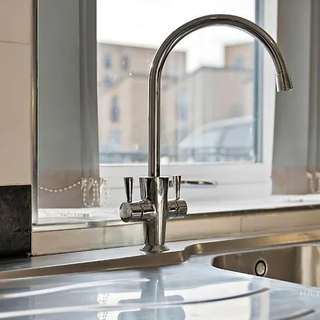 Luxury Centre 2 Bed Retreat - Sleeps 4 - Free Parking Apartment *
